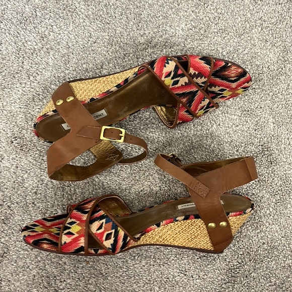 Cynthia Vincent Size 7.5 Brown and Red Aztec Strappy Wedge Slingback Sandals - Picture 4 of 11